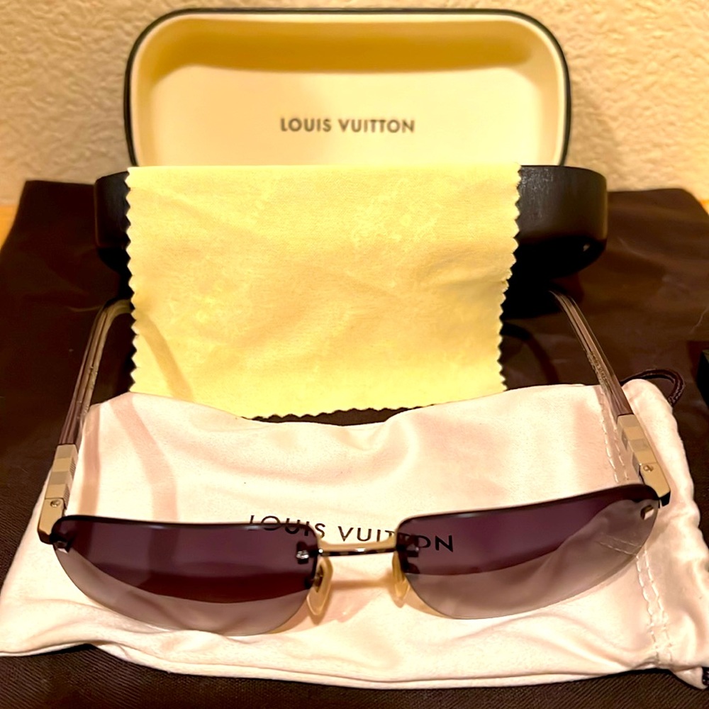 Louis Vuitton like New hardly use with box and velvet casing.